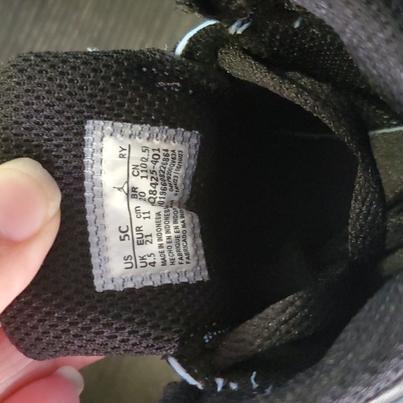 Nike Jordan 1 Mid - Picture 7 of 9